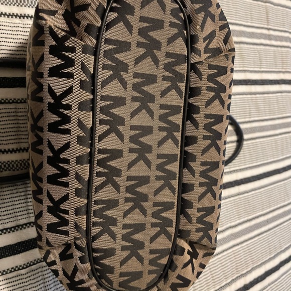 Gently used authentic Michael kors bag ! No rips , no tears , no stains ! - Picture 4 of 9